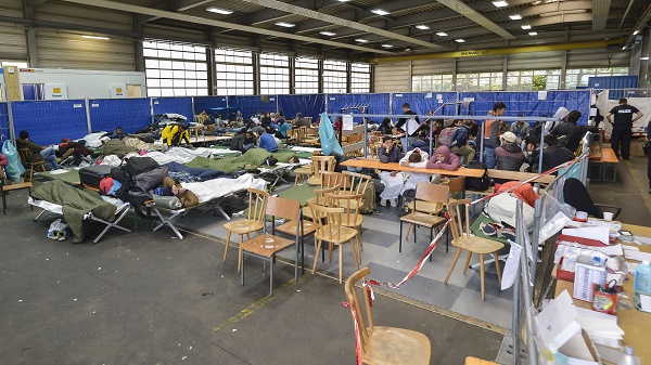 Ein für alle Gemeinschaftsunterkünfte obligatorisches Gewaltschutzkonzept sei erforderlich, das als Minimum verschließbare Schlafräume und nach Geschlechtern getrennte Sanitäranlagen vorsieht, so die Autorinnen. In diesem Passauer Registrierungscenter für Flüchtlinge sah es im Jahr 2015 anders aus. Foto: EU-Kommission, Audiovisueller Dienst (P-029259/00-25)